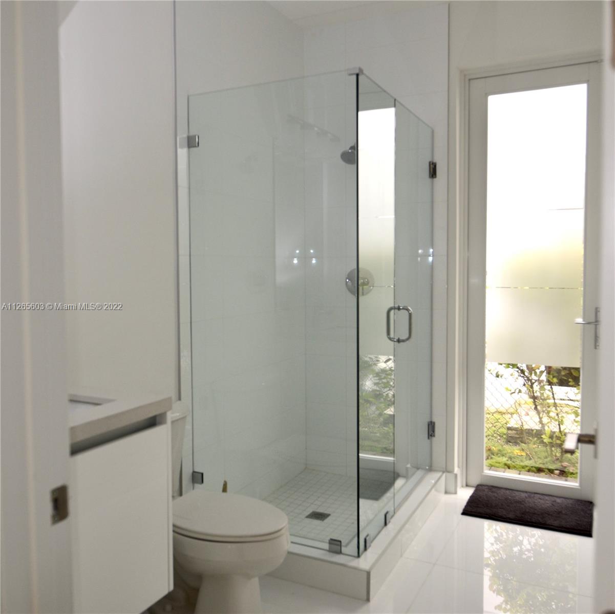 DORAL COMMONS RESIDENTIAL - Residential Lease