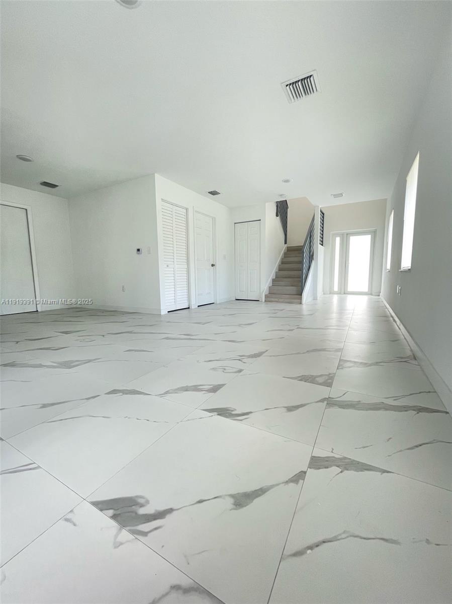 AIRPORT VISTA - Residential Lease