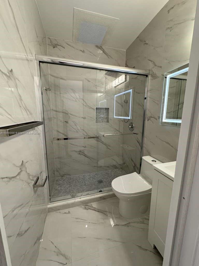 Chic, newly renovated studio in a boutique Art Deco building. Features porcelain floors, new bath, impact windows, and cozy furnishings. Small hotel-style kitchenette with 3-in-1 microwave oven. Rent includes water, electricity, internet. On-site laundry. Ready for immediate move-in! Fast​​‌​​​​‌​‌​​​‌‌​​​‌‌‌​​‌​​‌‌​​​​ Approval!