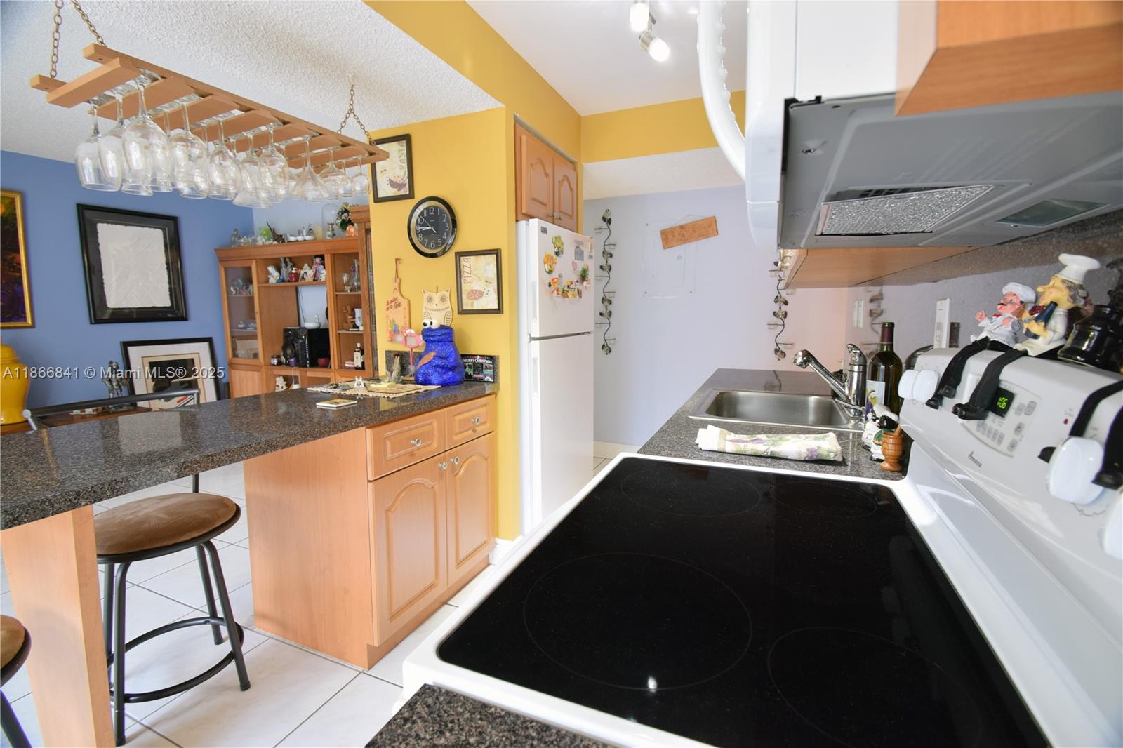 SOUTH WINDS CONDO - Residential