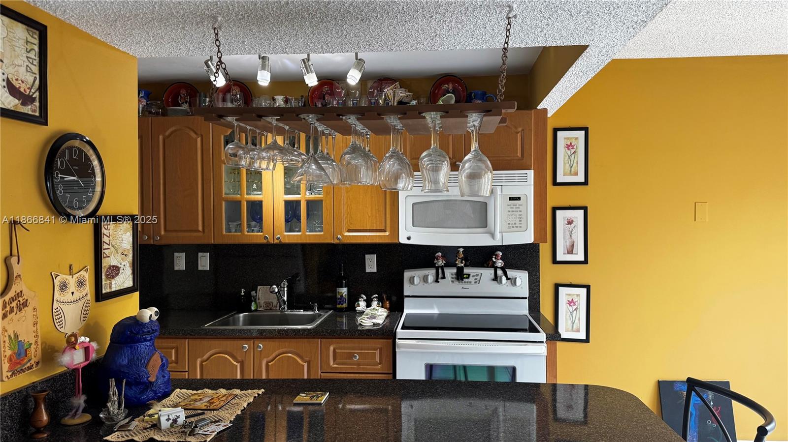 SOUTH WINDS CONDO - Residential