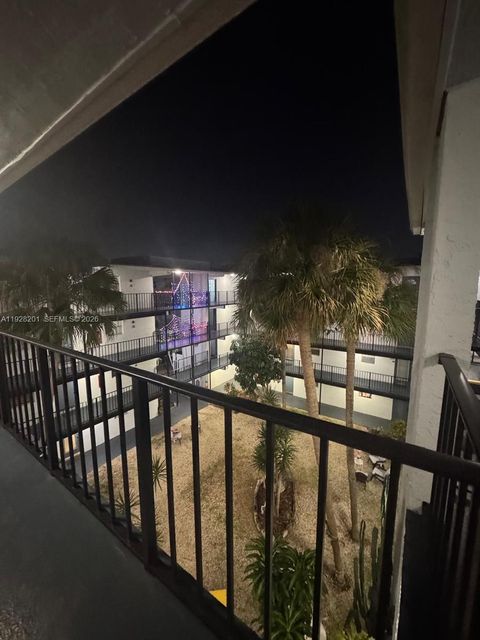 2800 SOMESET DR 404 Lauderdale Lakes FL 33311