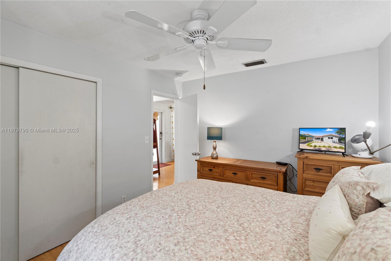 HOLLYWOOD LAKES SECTION - Residential