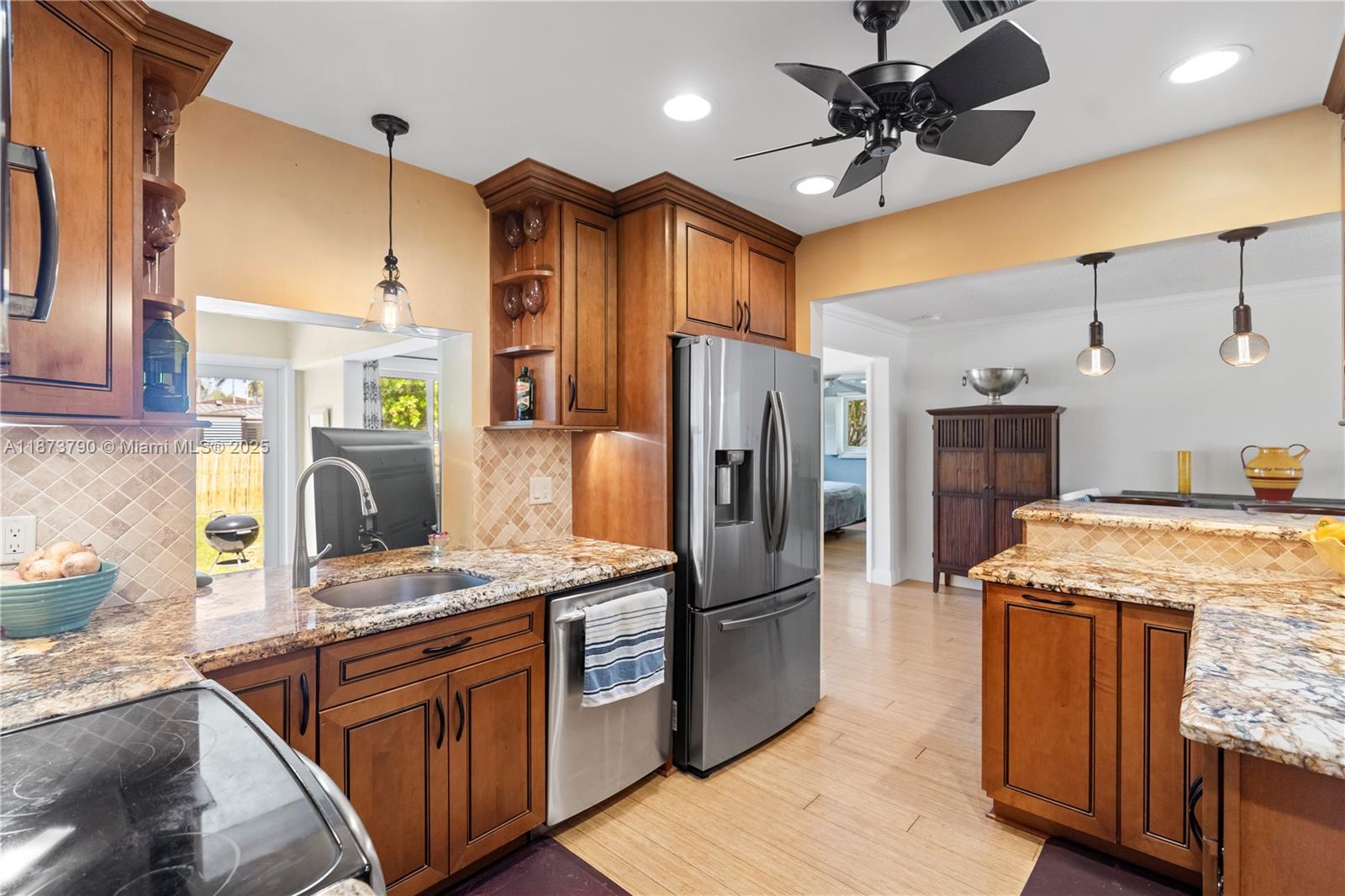 HOLLYWOOD LAKES SECTION - Residential