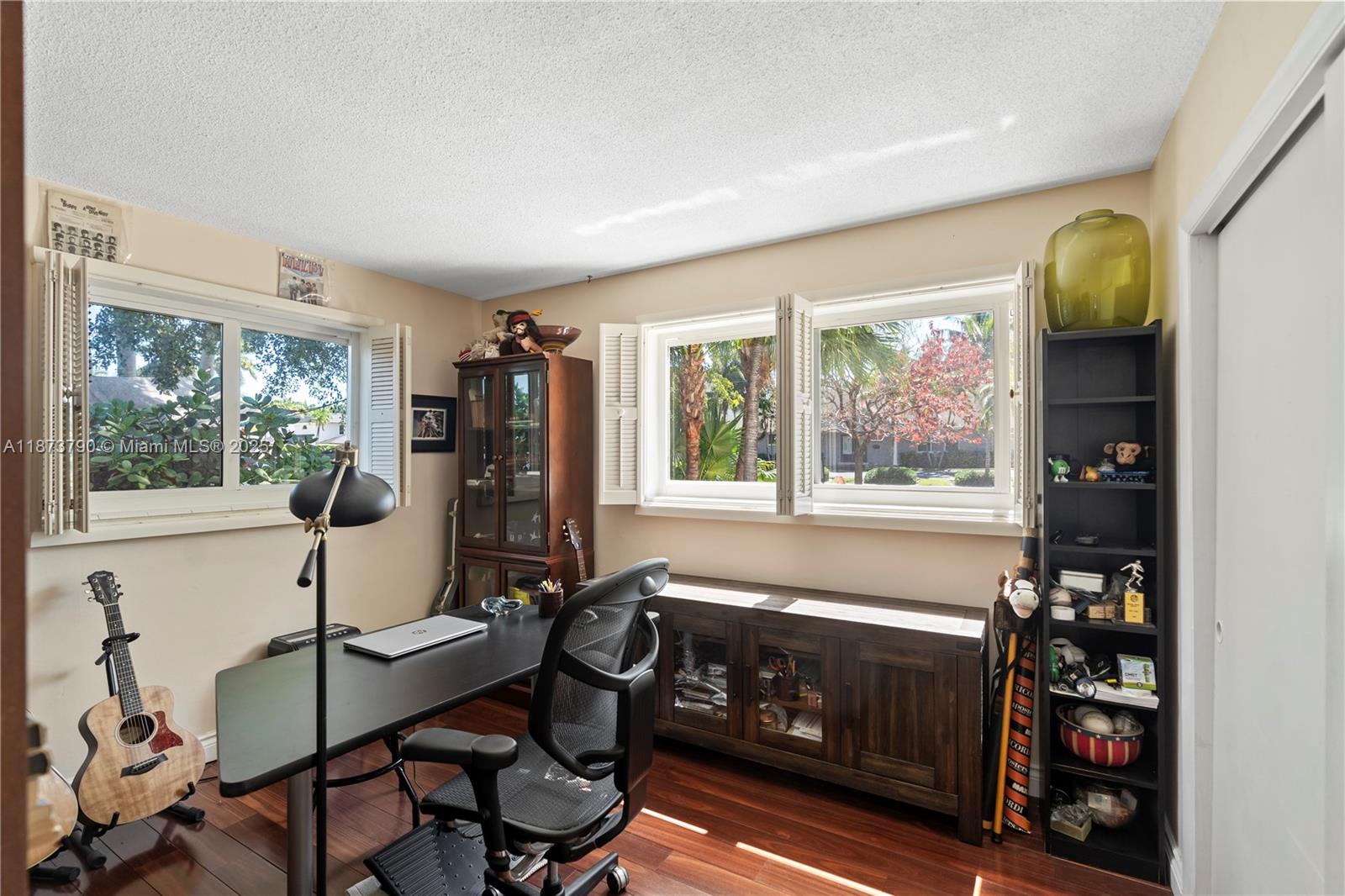 HOLLYWOOD LAKES SECTION - Residential