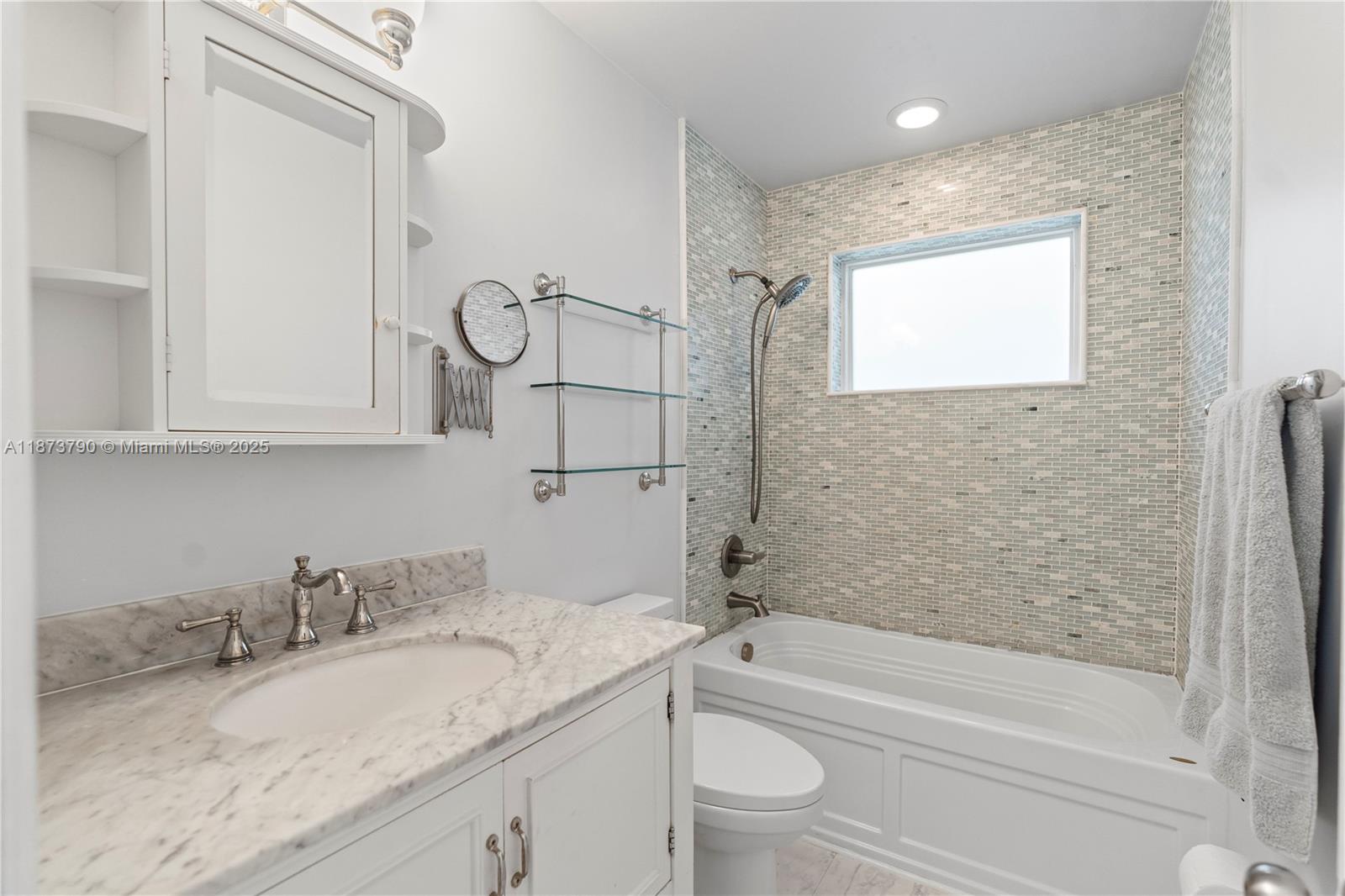 HOLLYWOOD LAKES SECTION - Residential