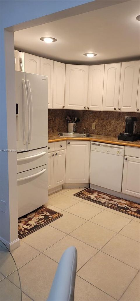 3675 N Country Club Dr 2201 Aventura FL 33180