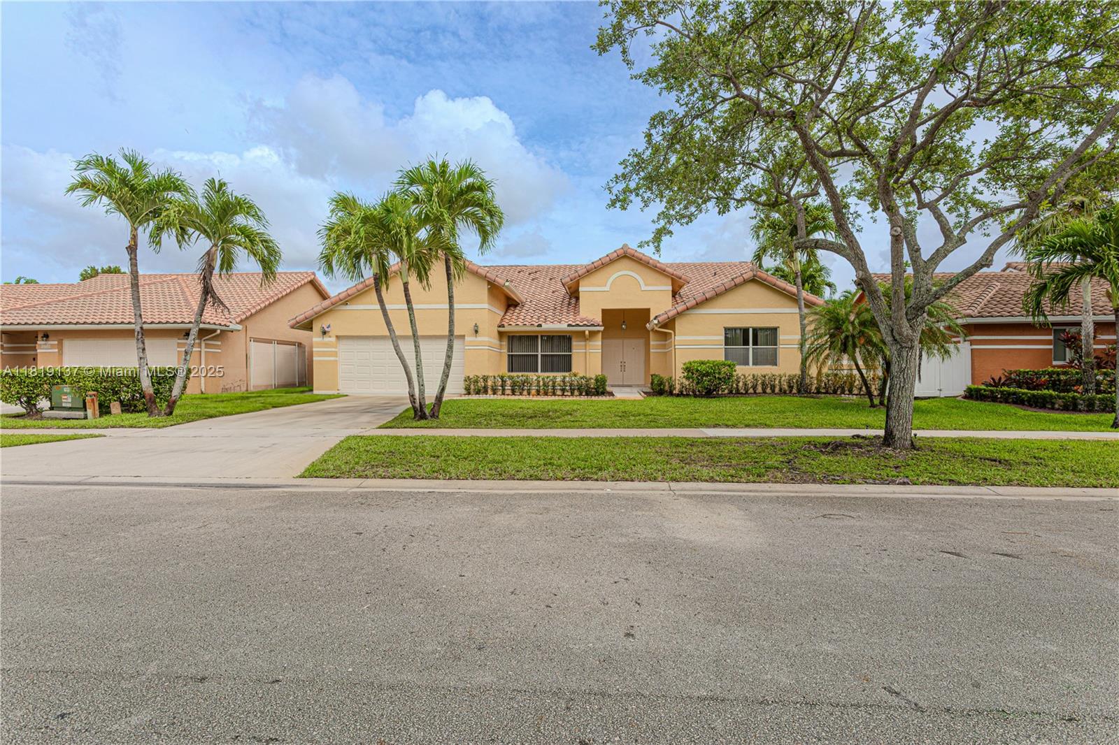16176 Nw 14th Ct, Pembroke Pines, Miami-Dade County, Florida - 4 Bedrooms  
2 Bathrooms - 