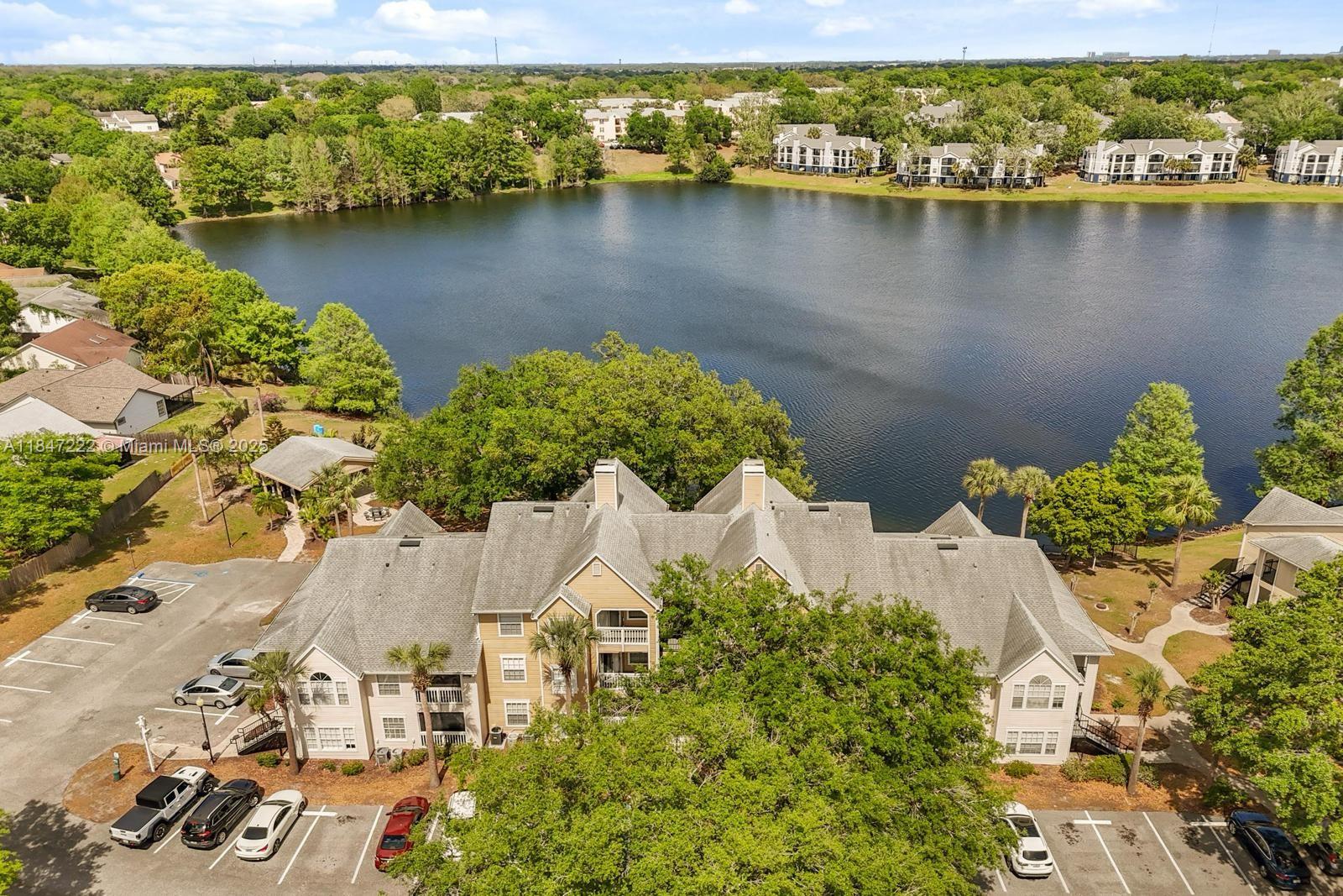 Beautifully upgraded 2/2 end-unit condo near Valencia College! Features wood floors, stone countertops, new lighting & fans, plus stunning lake views from every room. Split floor plan ideal for roommates or guests. Resort-style amenities include pool & lakefront beach area.
Prime location just minutes to grocery stores, Universal, Disney, and more. Move-in ready!