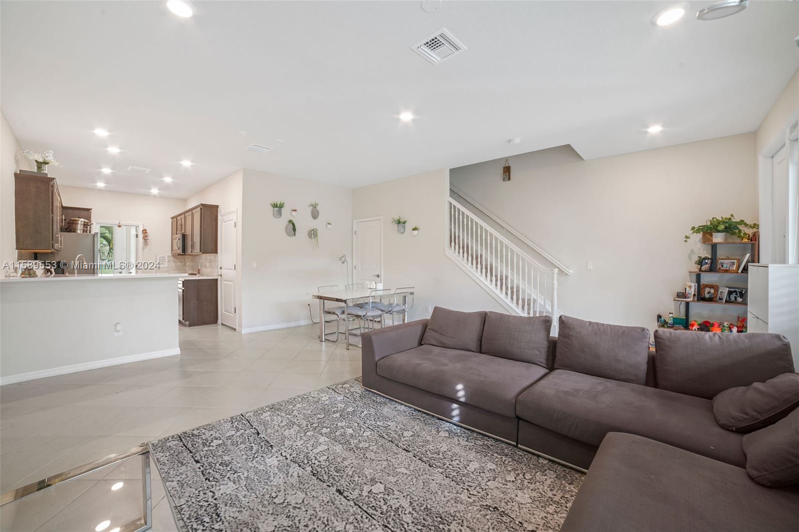 HILLCREST COUNTRY CLUB SO - Residential Lease