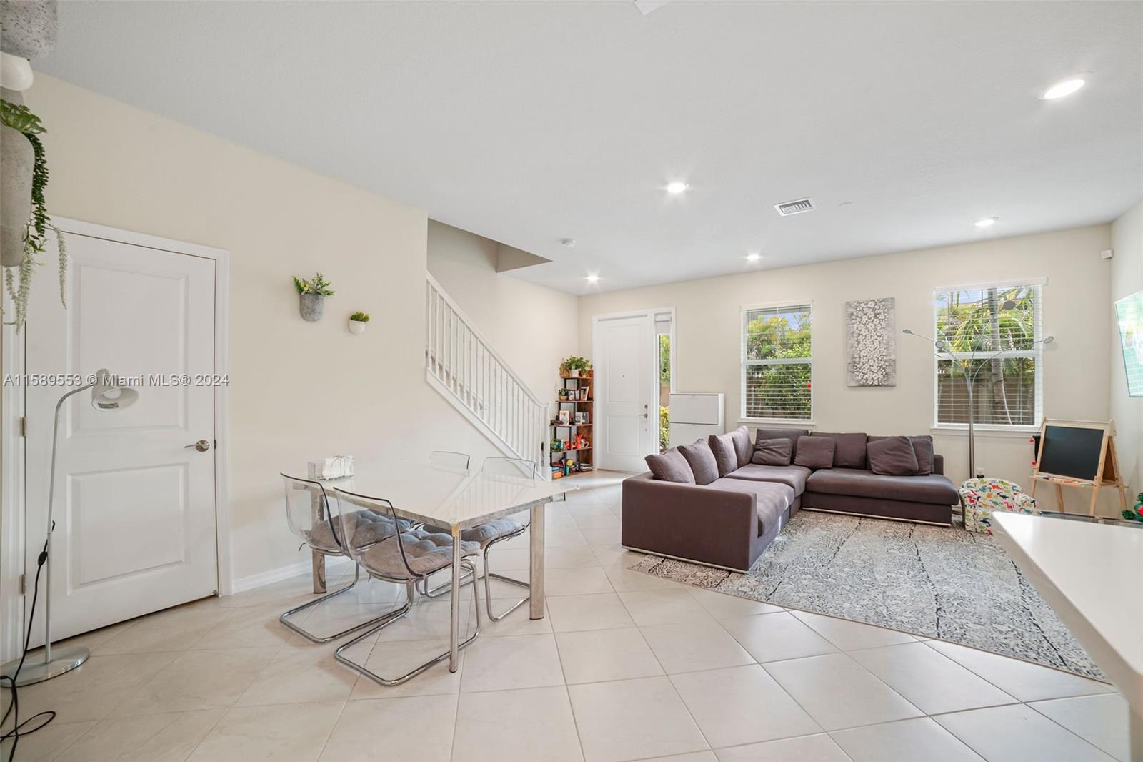 HILLCREST COUNTRY CLUB SO - Residential Lease