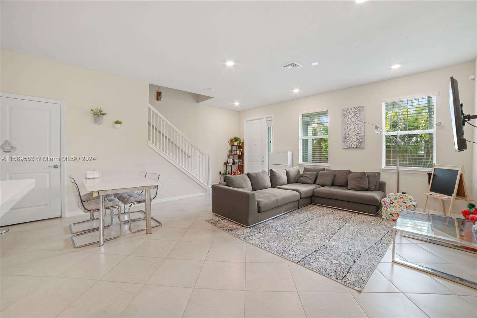 HILLCREST COUNTRY CLUB SO - Residential Lease