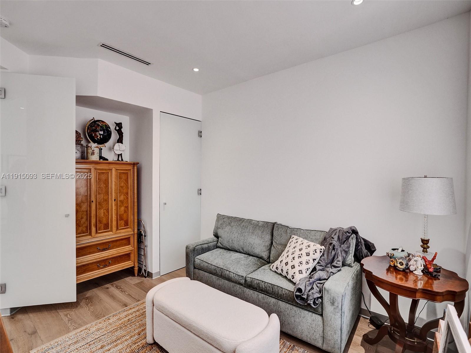 HOLLYWOOD - Residential