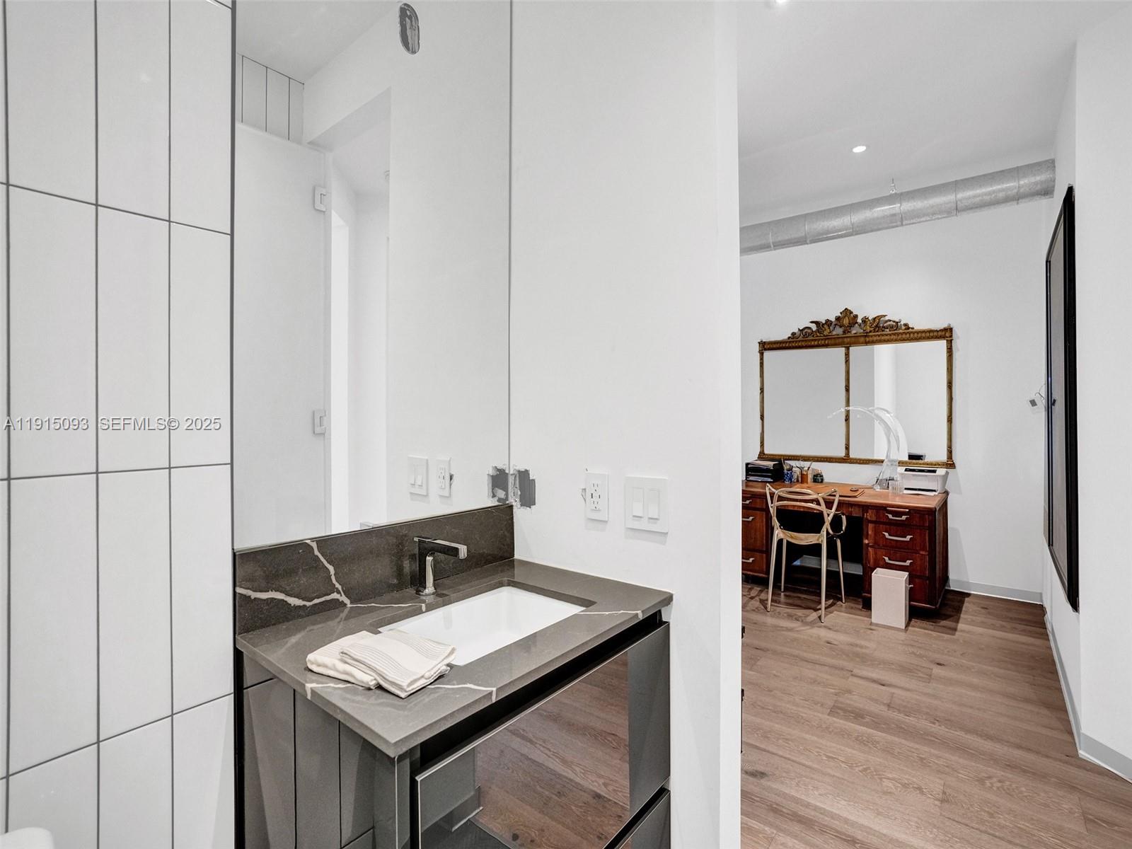 HOLLYWOOD - Residential