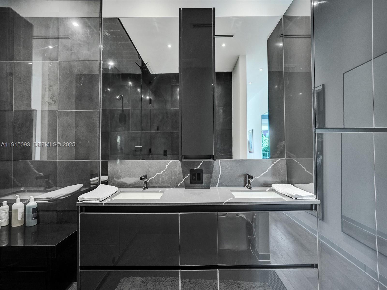 HOLLYWOOD - Residential