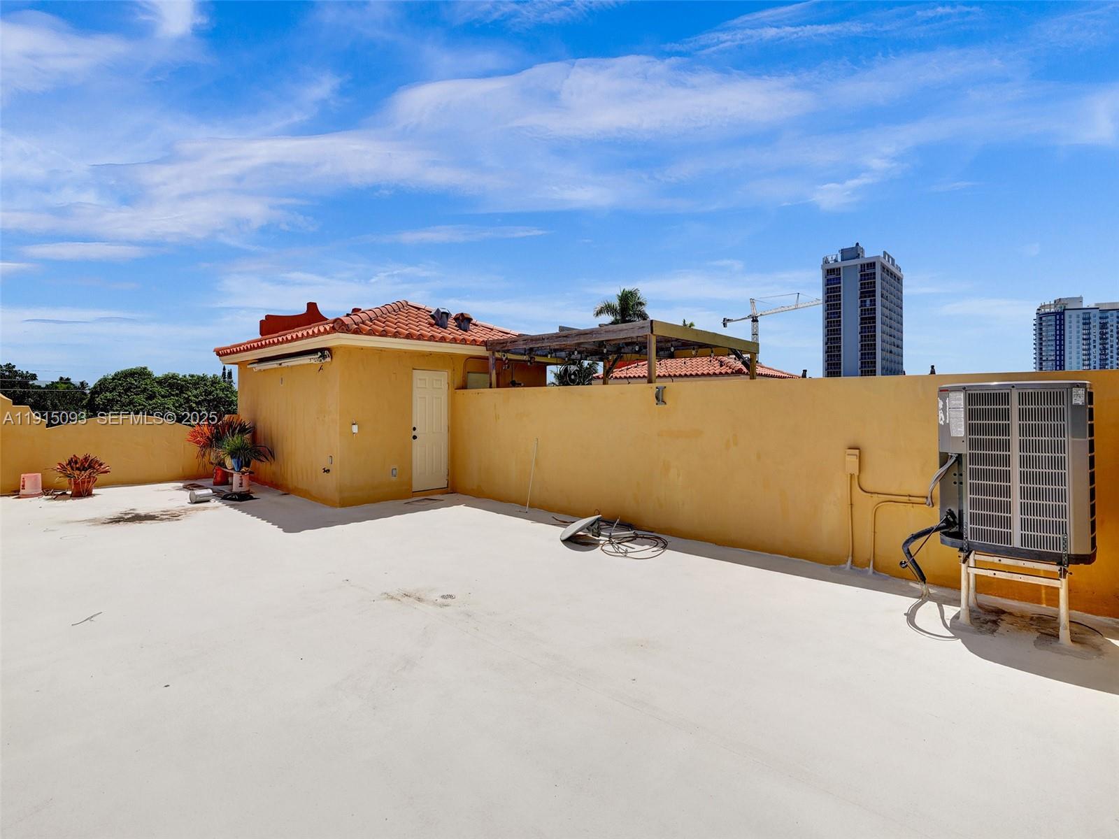 HOLLYWOOD - Residential