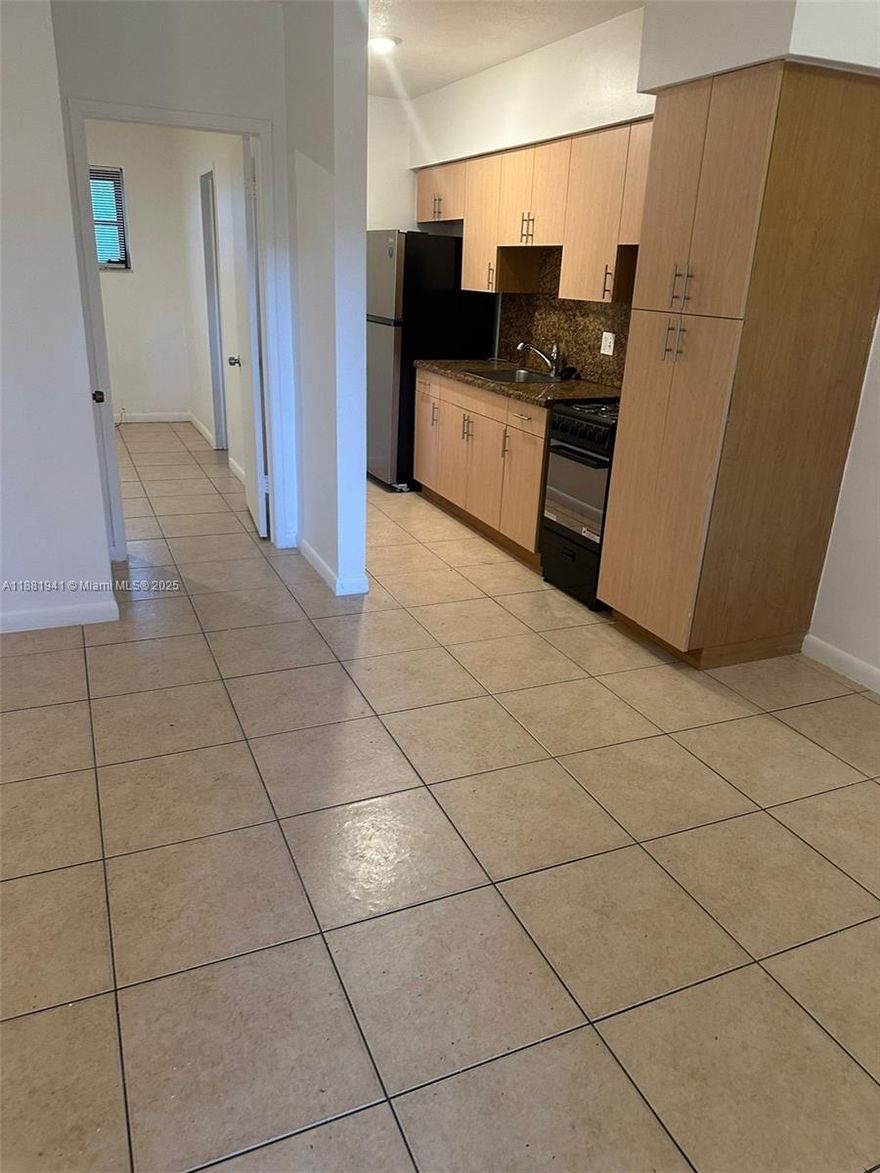 Nice 1/1 apartment available for move in. Heart of North Miami. Fast approval. Large living room with a nice
kitchen. Located in a quiet neighborhood, close to many schools.