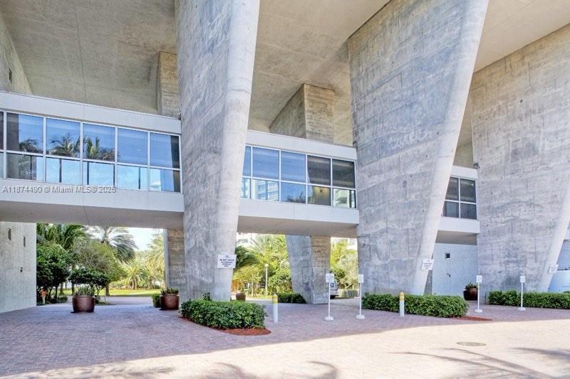 Spectacular 1 bedroom 1 bath furnished condo on the heart of South Beach. Resort living. Walking distance to restaurants, shops and beaches. Building offers site of the art gym, restaurants, cleaners, convenient market, coffee bar and much more.