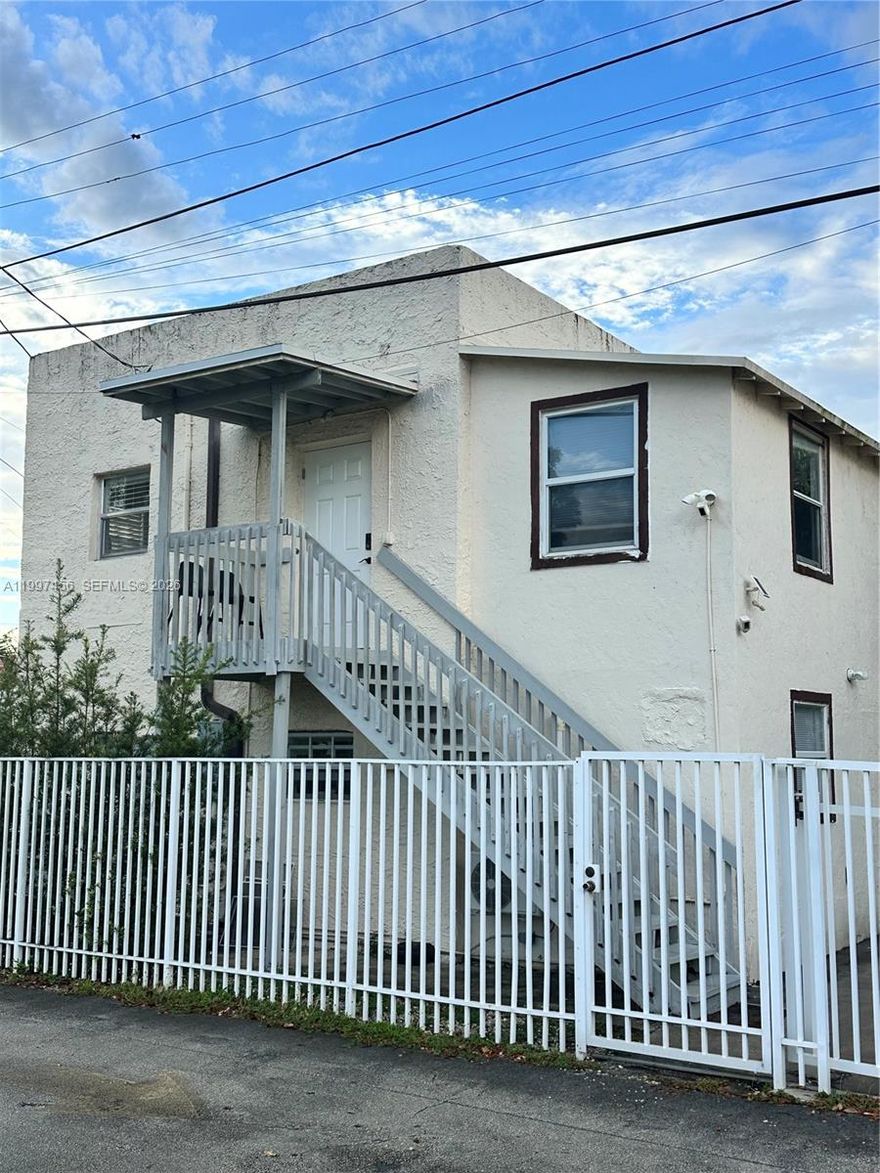 Charming and fully furnished 2-bedroom, 1-bath second-floor apartment in the desirable Shenandoah area! Bright and move-in ready, with electricity, water, and high-speed internet included.

Enjoy access to a shared washer and dryer and a nearby park with free resort-style amenities. Prime location just minutes from Calle Ocho, Coconut Grove, Coral Gables, Brickell, the University of Miami, and major hospitals.

No association for fast approval! Available May 1st. Can be rented furnished or unfurnished at the same price.