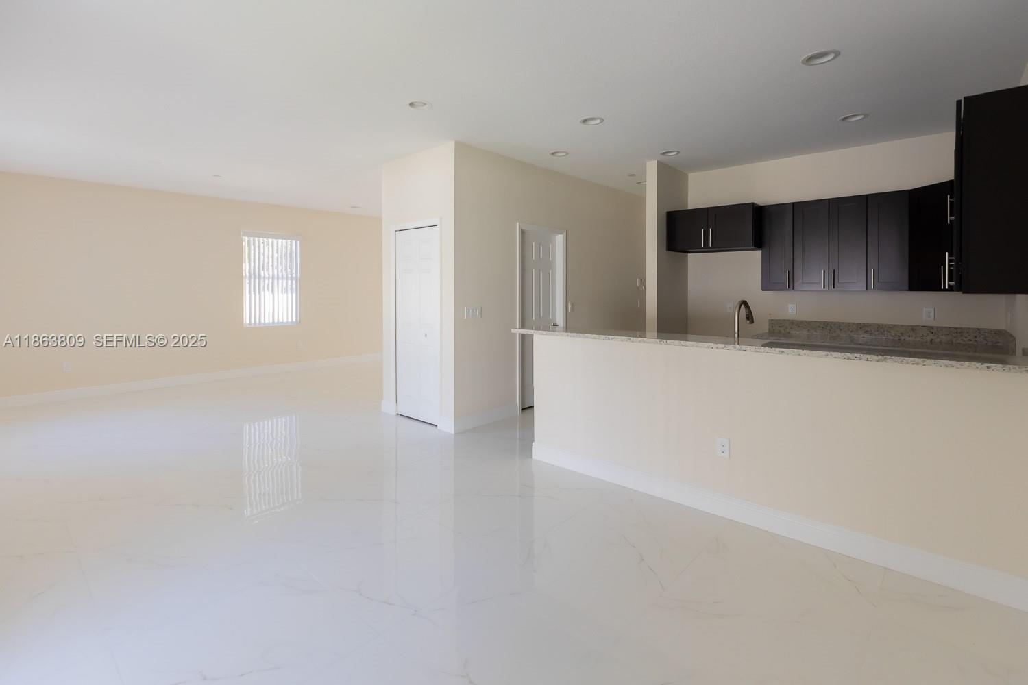 TAMARAC CIRCLE - Residential