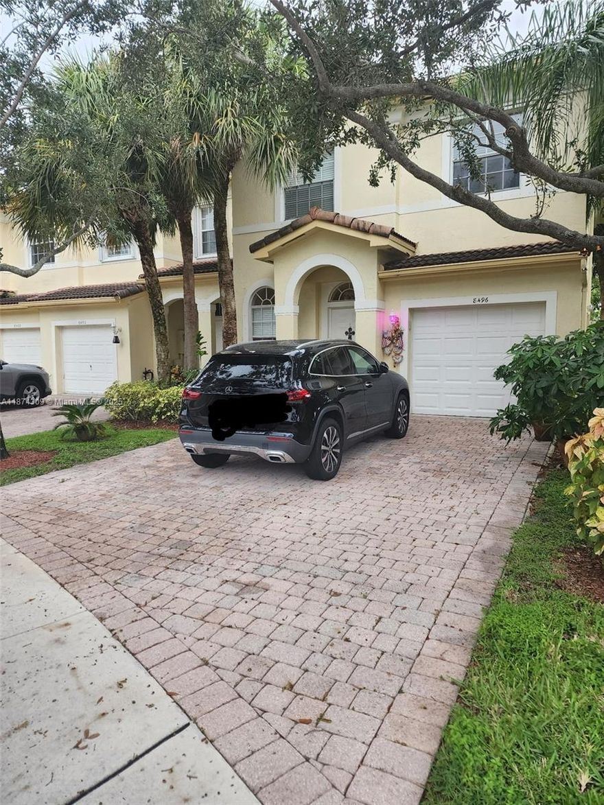 Well kept 4/3 Townhome in Murano. Two story townhome with spacious floor plan.  Attached one car garage.  Walk in closet in master and large master en-suite bathroom. One bedroom upstairs also has it's own bathroom. Gated community with lots of amenities.  Unit is tenant occupied. 24 hr notice required to show. Owner is motivated.