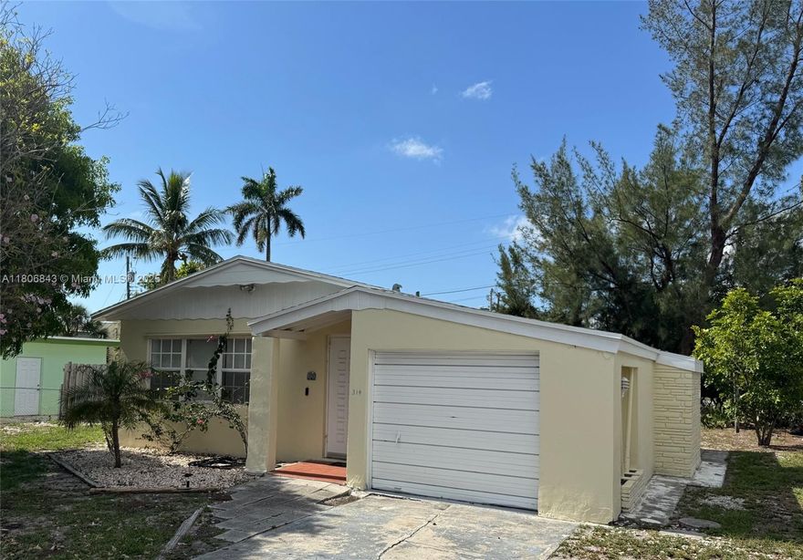 Updated 2bedroom plus Florida room/den. New roof, all new kitchen with granite and stainless appliances, New bathroom and flooring. Painted in & out. Quit area in East Lantana/minutes from I95 and shopping. Laundry room and oversized garage.