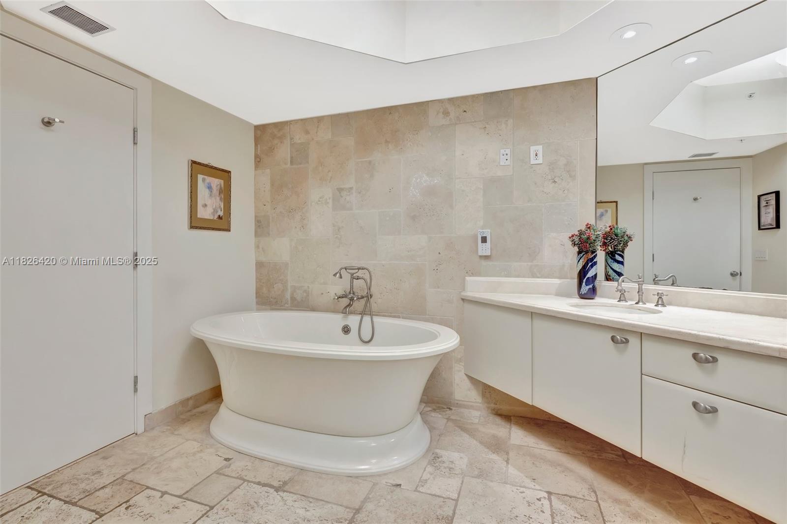 LAS OLAS RIVER HOUSE COND - Residential Lease