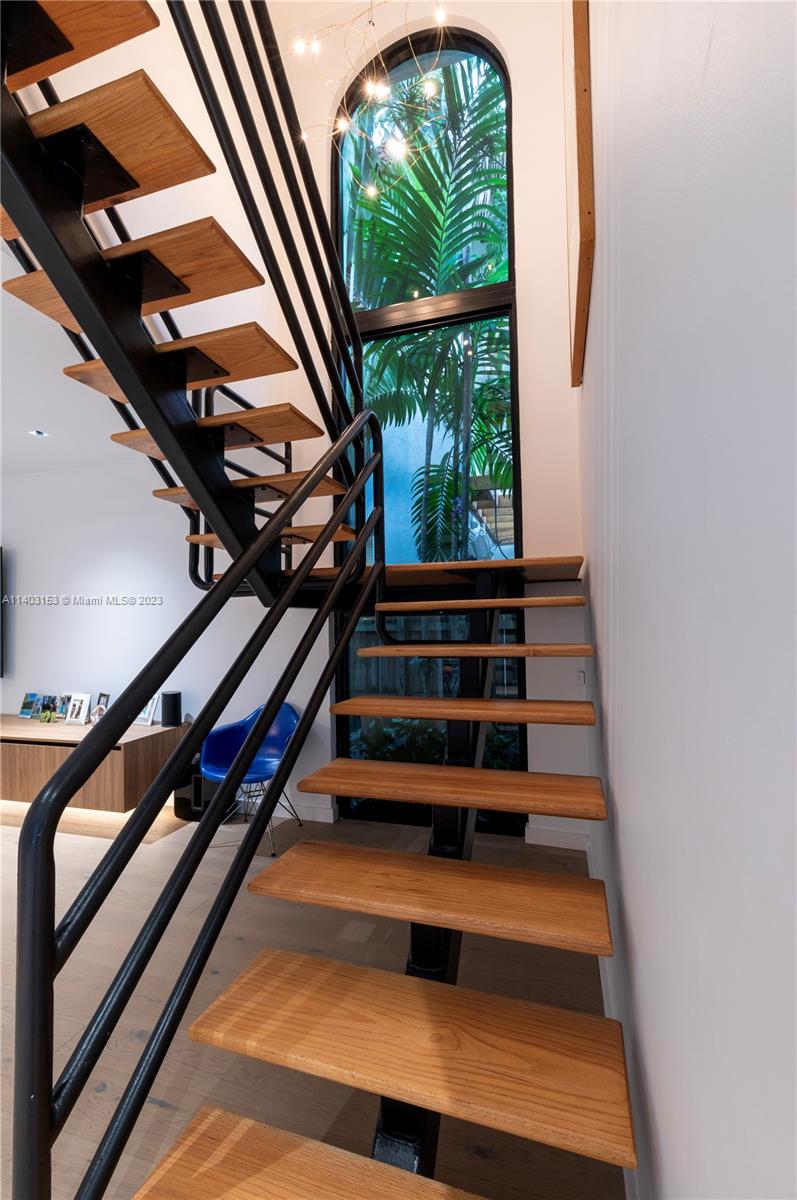 COCONUT GROVE MANOR - Residential