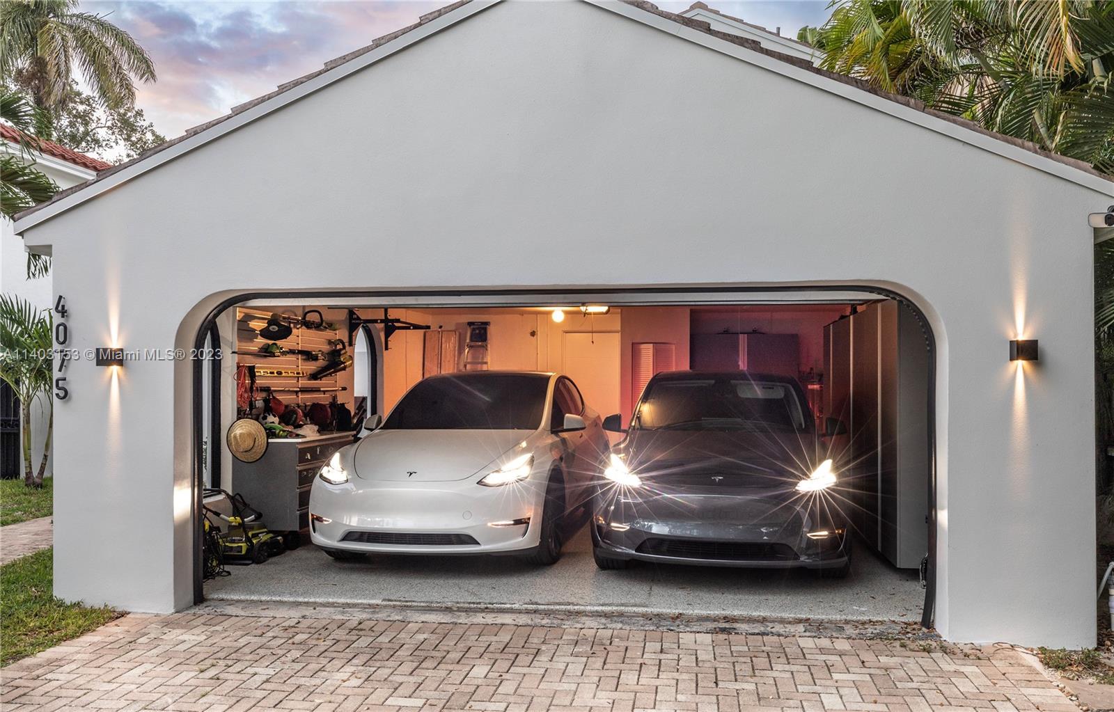 COCONUT GROVE MANOR - Residential