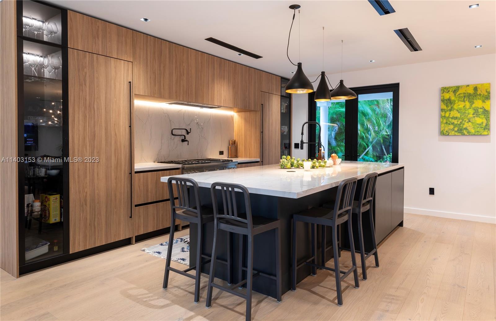 COCONUT GROVE MANOR - Residential