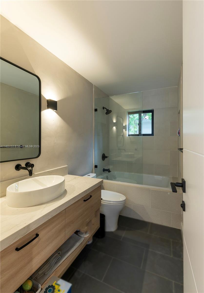 COCONUT GROVE MANOR - Residential