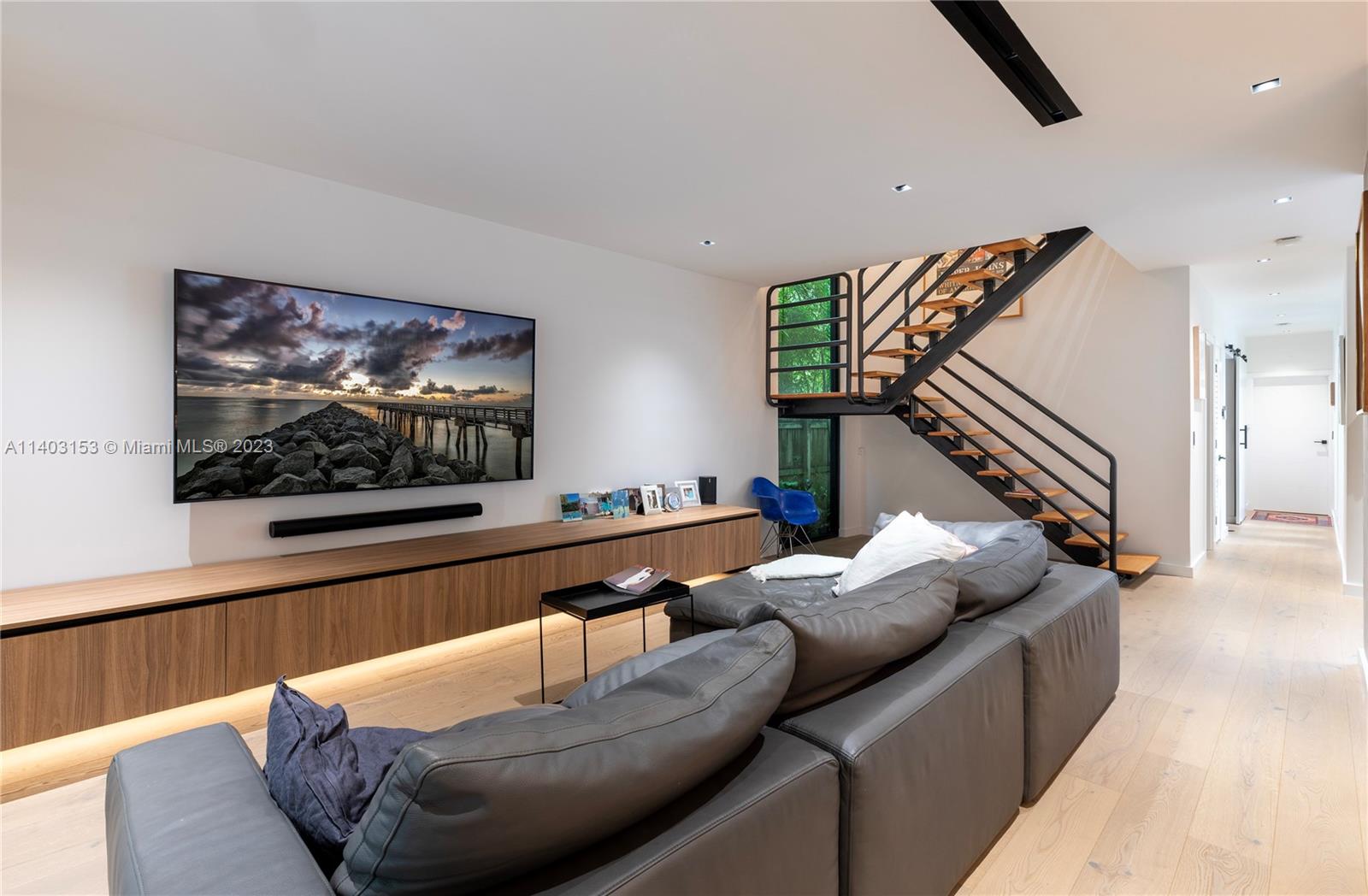 COCONUT GROVE MANOR - Residential