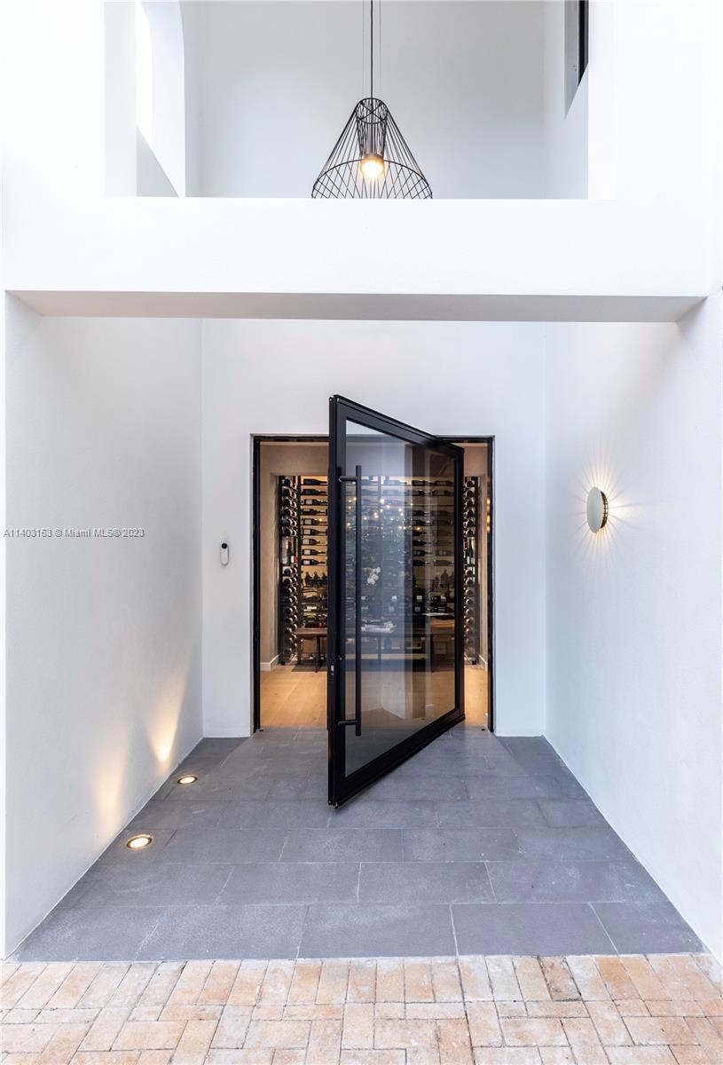 COCONUT GROVE MANOR - Residential