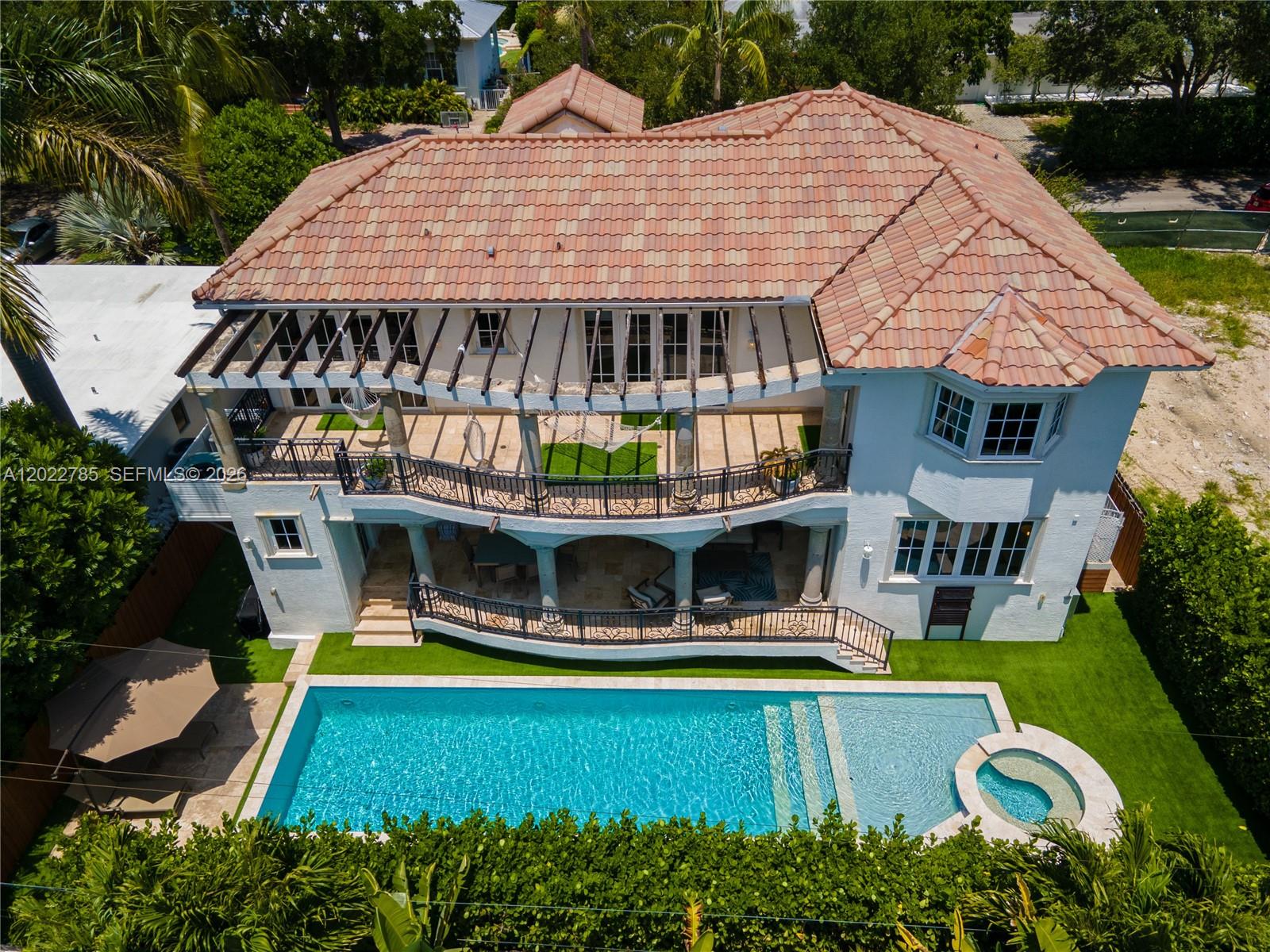 350 Redwood Ln