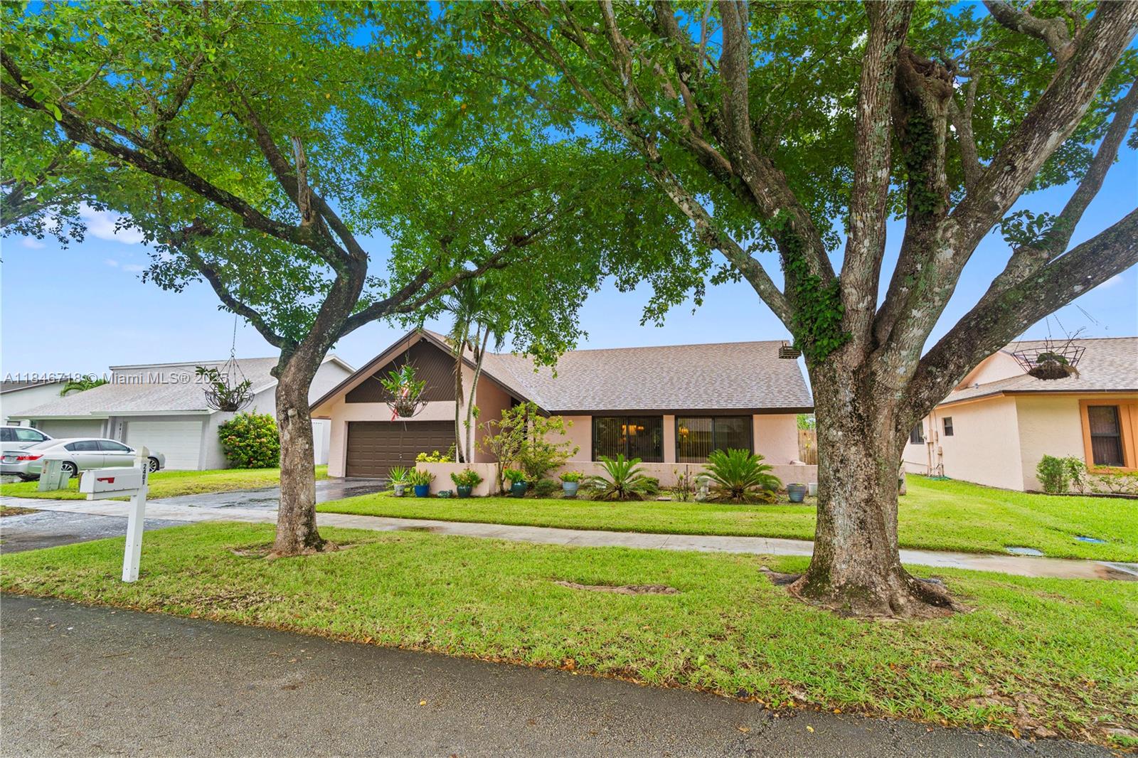 2401 NW 101st Ter, Pembroke Pines, FL, 33026/$674,900 2 2401 NW 101st Ter