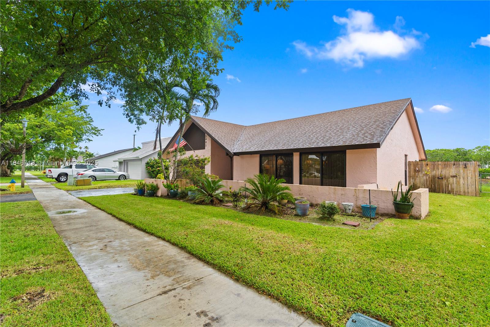 2401 NW 101st Ter, Pembroke Pines, FL, 33026/$674,900 3 2401 NW 101st Ter