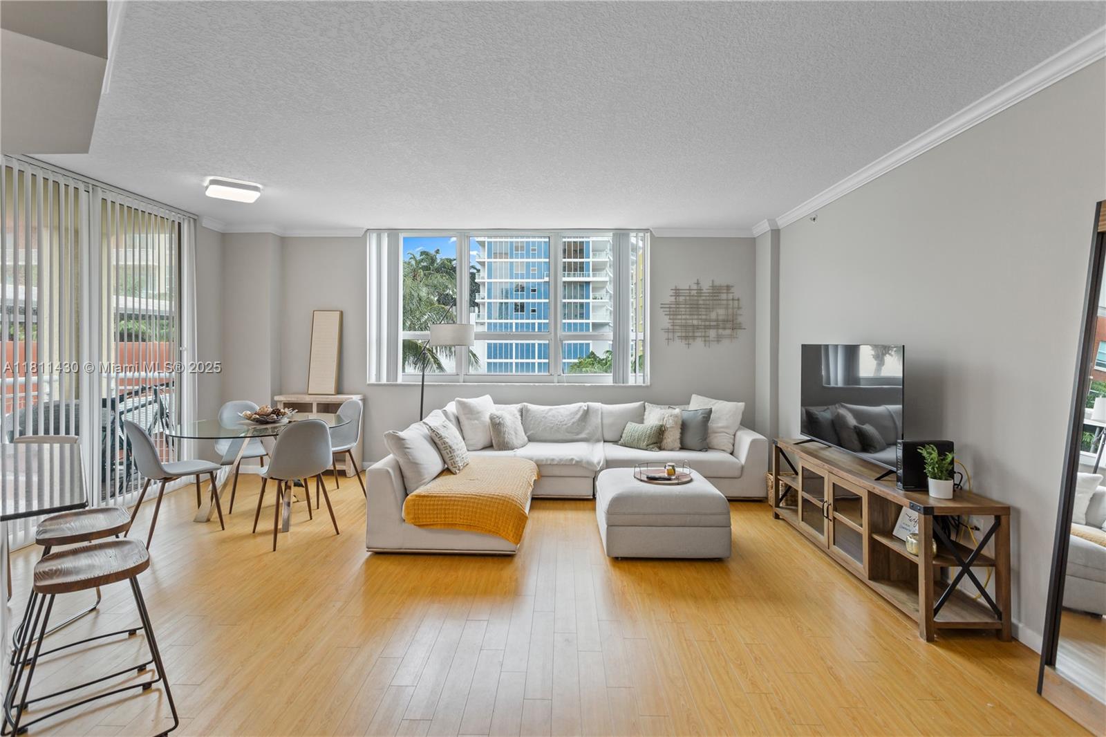 2000 N Bayshore Dr 401, Miami, Broward County, Florida - 2 Bedrooms  
1 Bathrooms - 