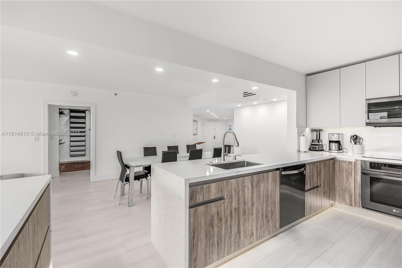 8855 COLLINS AVE 4G