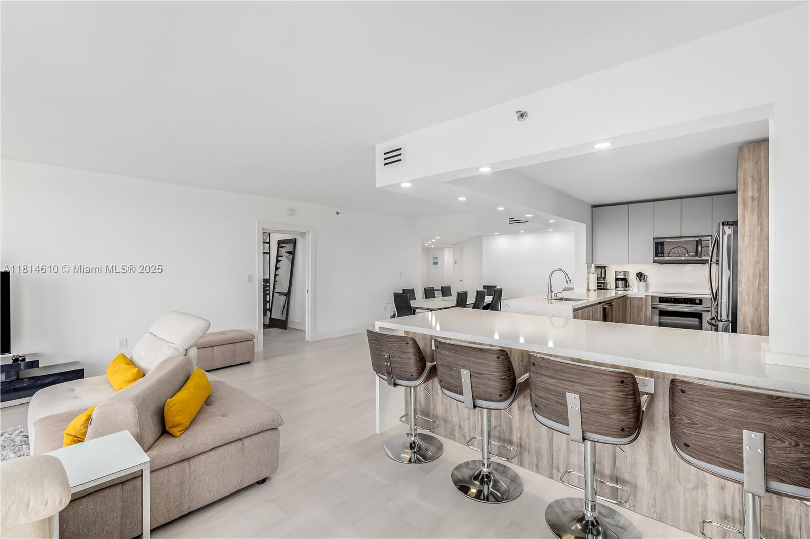 8855 COLLINS AVE 4G