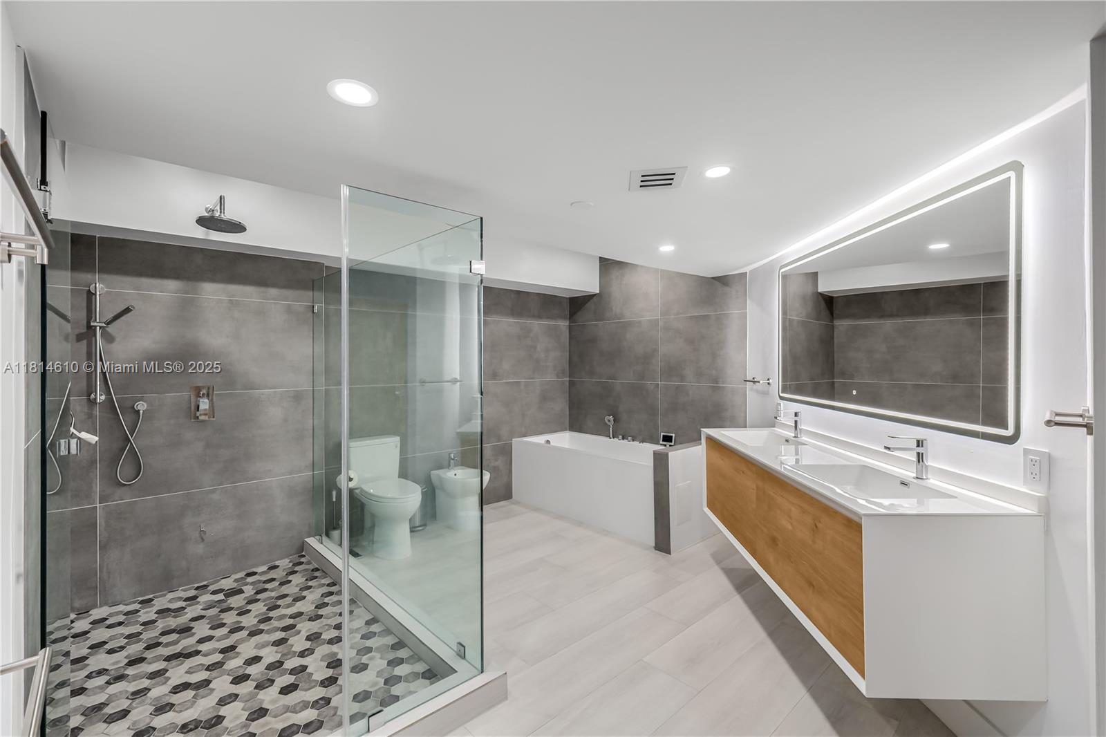 OCEAN 88 CONDOMINIUM - Residential
