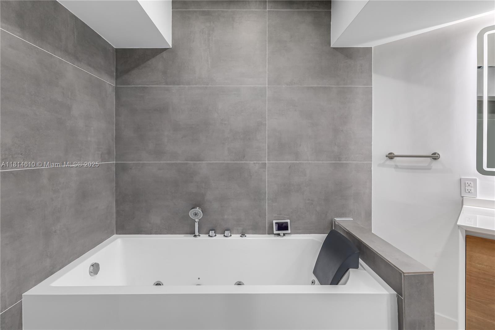 OCEAN 88 CONDOMINIUM - Residential