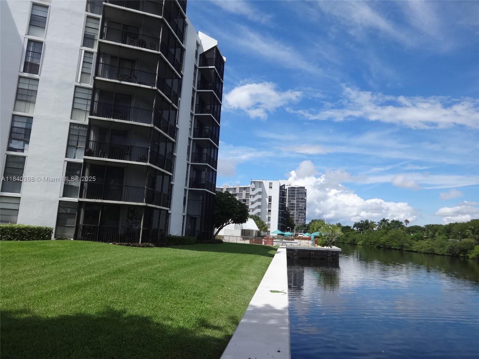GREAT 1 BEDROOM &1 BATH IN THE HEART OF AVENTURA. PERFECT UNIT WITH A NEW KITCHEN AND GRANITE COUNTER-TOP, WALKING DISTANCE TO AVENTURA MALL. EXCELLENT SCHOOLS. MINUTES FROM THE BEACHES. ACROSS THE TURNBERRY GOLF COURSE. MUST SEE!!!