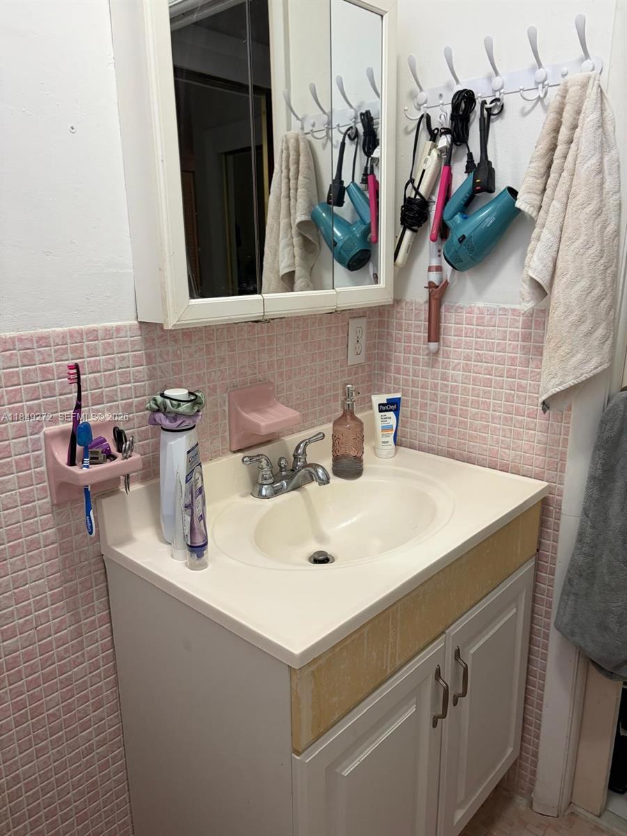 FIRST GULFSTREAM GARDEN - Residential