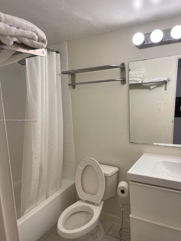19201 Collins Ave 717