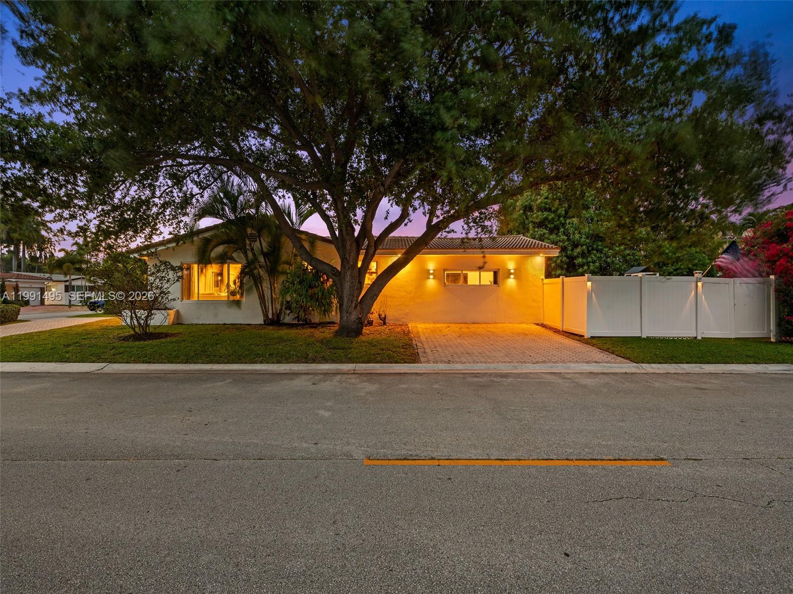 HOLLYWOOD LAKES SECTION - Residential
