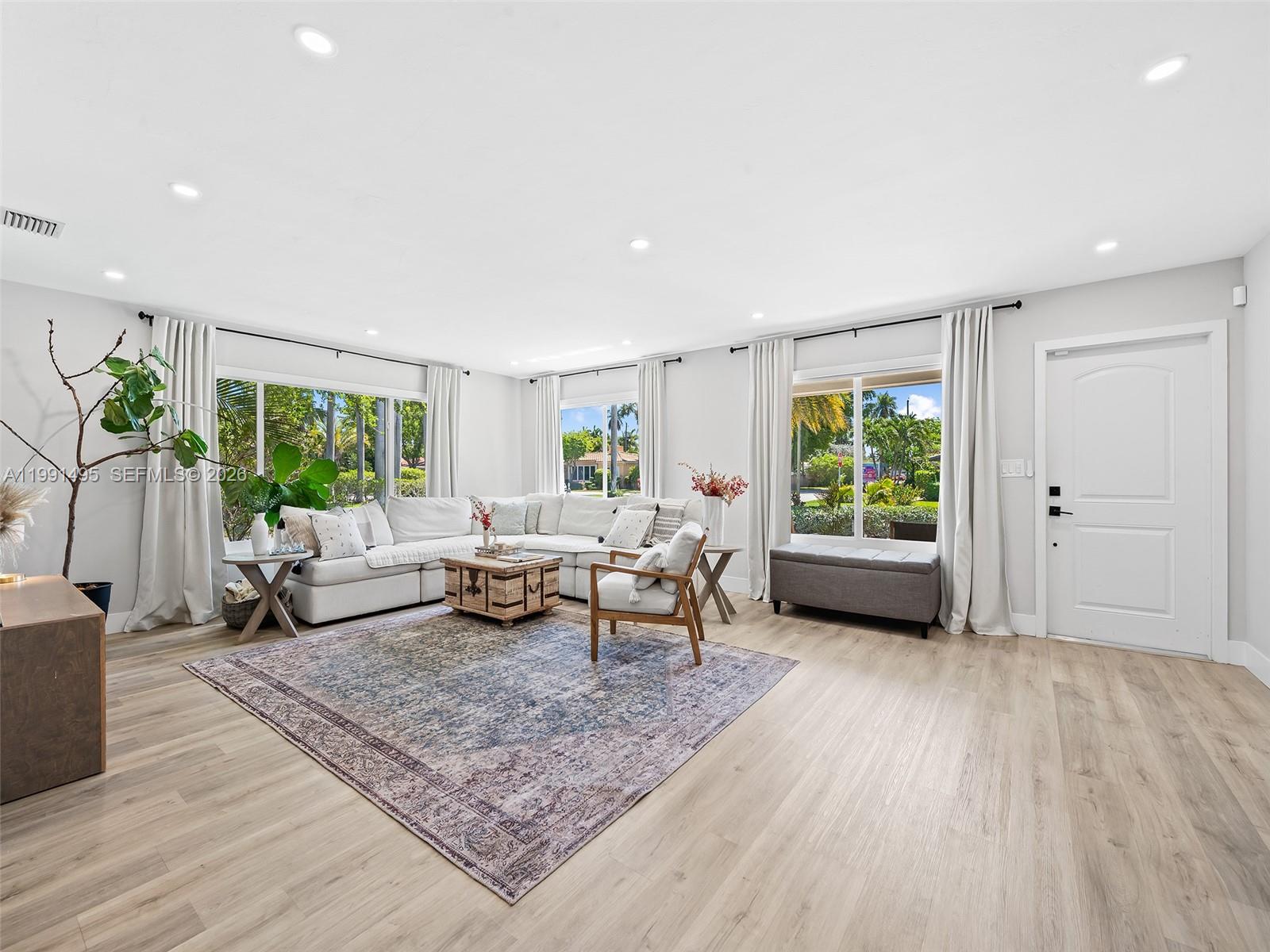 HOLLYWOOD LAKES SECTION - Residential