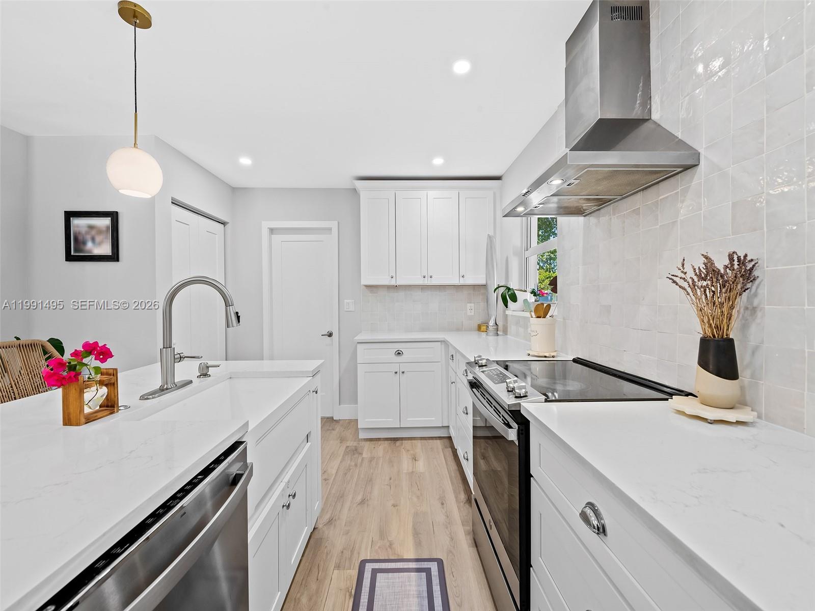 HOLLYWOOD LAKES SECTION - Residential