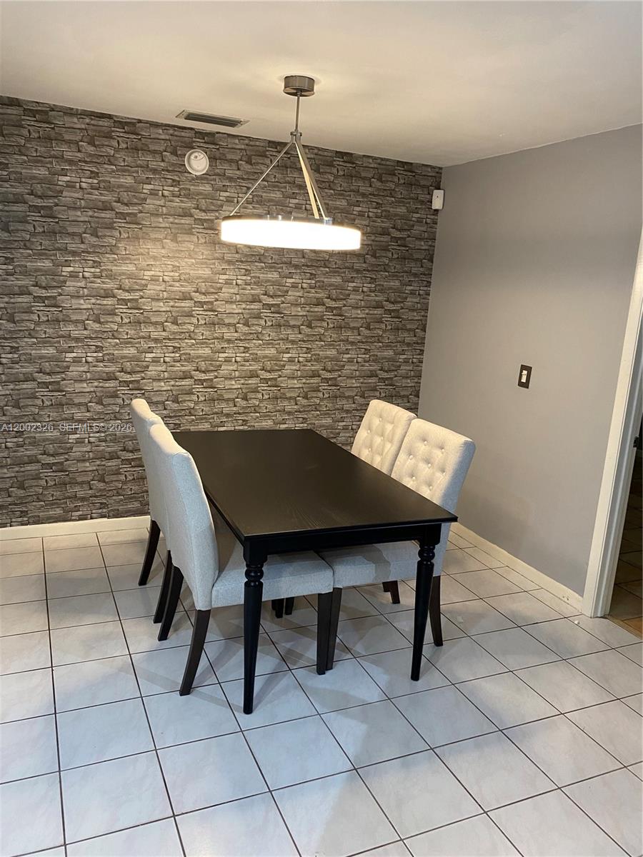 COUNTRY LAKE - Residential Lease