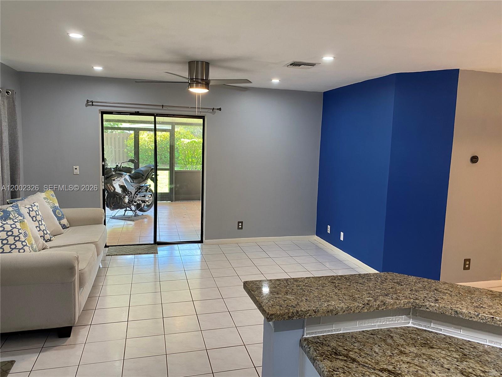 COUNTRY LAKE - Residential Lease