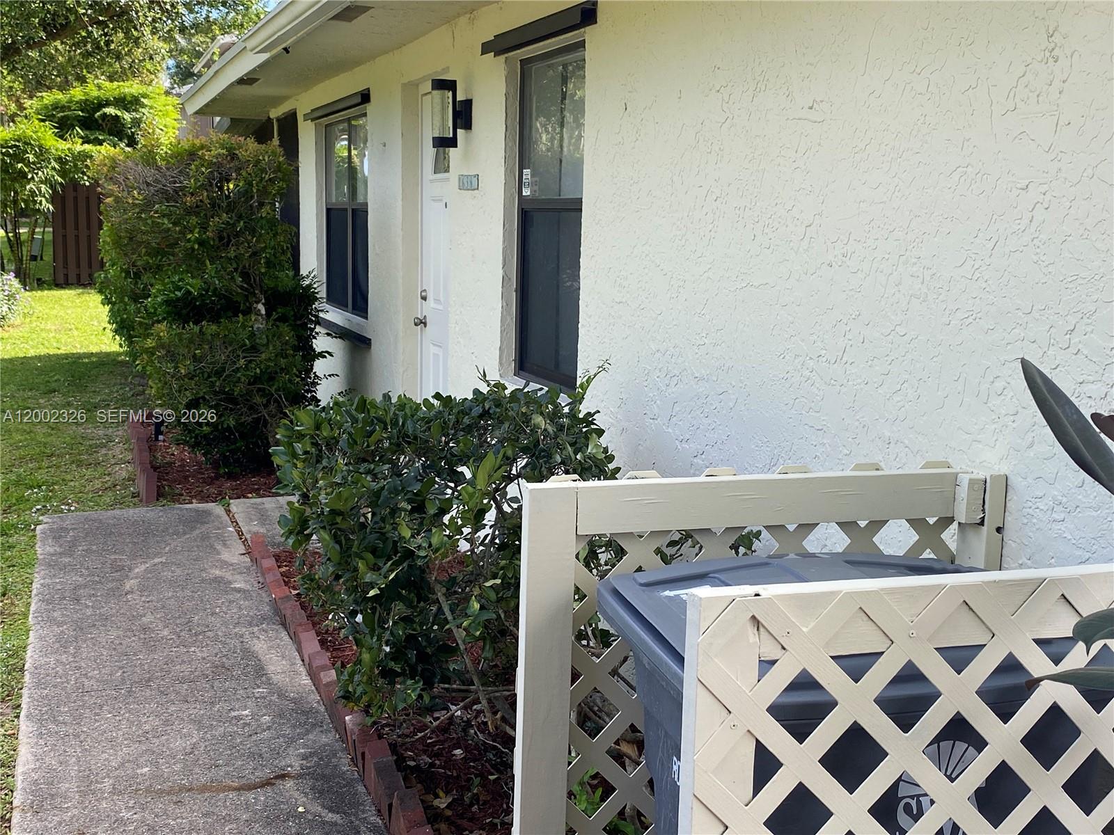 COUNTRY LAKE - Residential Lease